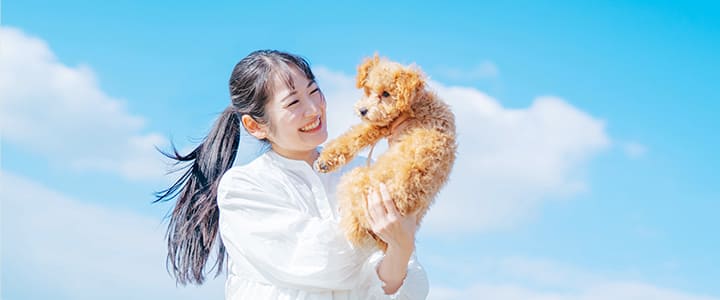 ペットの犬の長生きを願って飼育する飼い主