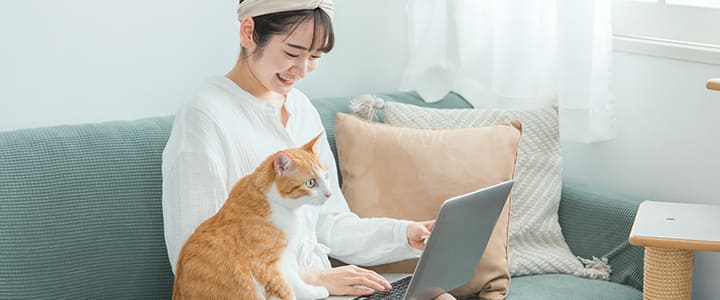 ペット保険の複数加入を検討する飼い主さんとペット